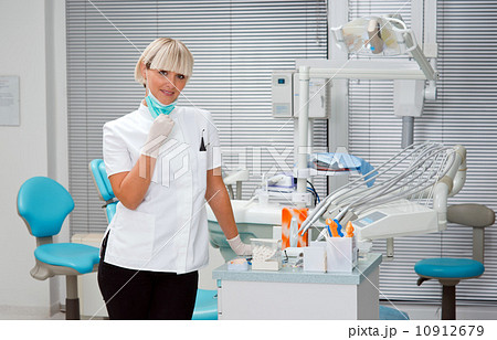 woman dentist with mask 10912679
