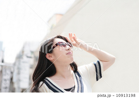 手をかざす女性 10913198