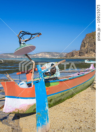 Asian traditional boats on the beach. 10915075