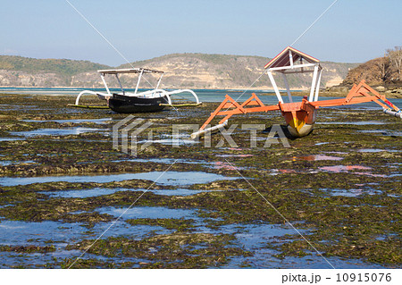 Asian traditional boats on the beach. 10915076
