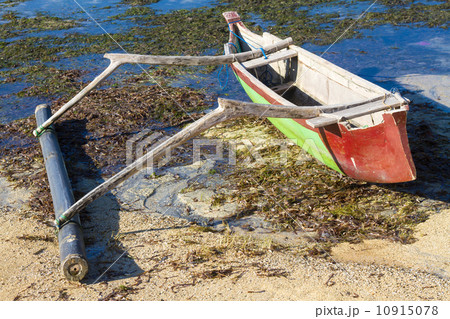 Asian traditional boats on the beach. 10915078