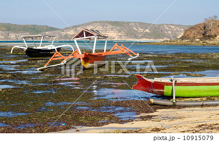Asian traditional boats on the beach. 10915079