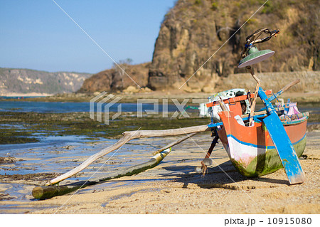 Asian traditional boats on the beach. 10915080