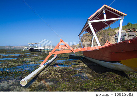 Asian traditional boats on the beach. 10915082