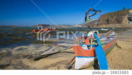 Asian traditional boats on the beach. 10915083
