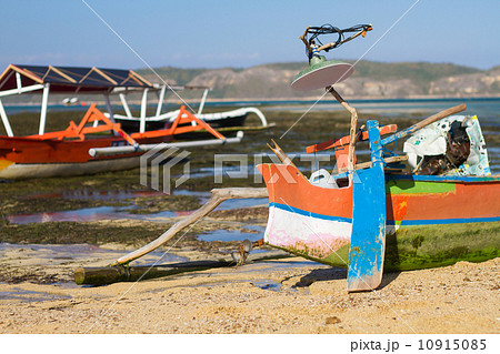 Asian traditional boats on the beach. 10915085