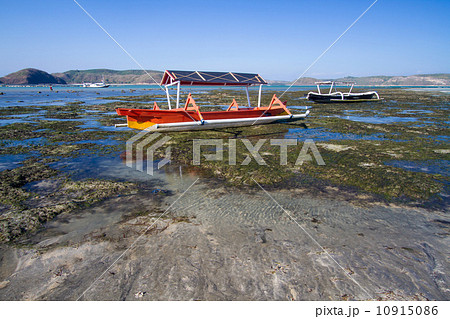 Asian traditional boats on the beach. 10915086