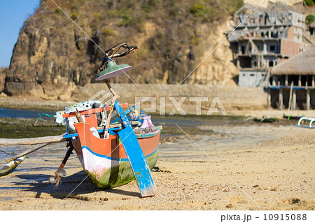 Asian traditional boats on the beach. 10915088