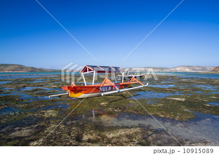 Asian traditional boats on the beach. 10915089