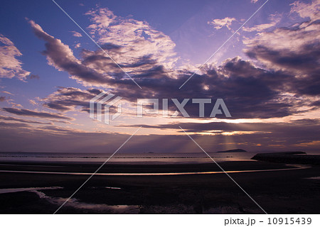 海に沈む夕日　自然風景の写真素材 10915439
