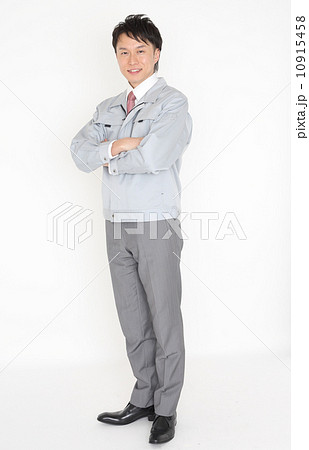作業服を着た男性 10915458