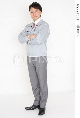作業服を着た男性 10915459