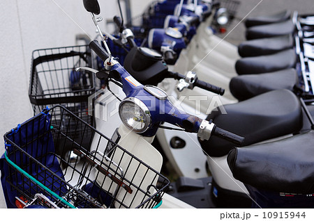 新聞配達のバイク-1 10915944