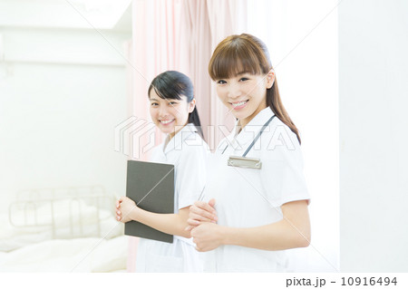 看護士2人 10916494