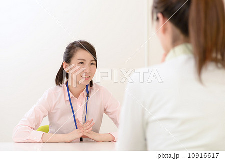 談笑するOL二人 10916617