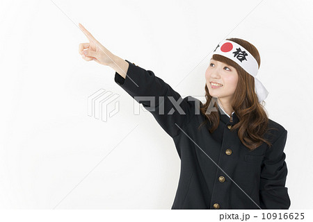鉢巻を締めた学ラン姿の若い女性 鉢巻を締めた学ラン姿の若い女性 10916625