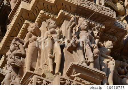 カジュラーホーのガンダーリヤ・マハーデーヴァ寺院の天女像 カジュラーホーのガンダーリヤ・マハーデーヴァ寺院の天女像 10916723