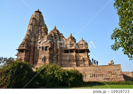 ヒマラヤを表す高塔シカラが印象的なガンダーリヤ・マハーデーヴァ寺院 10916725