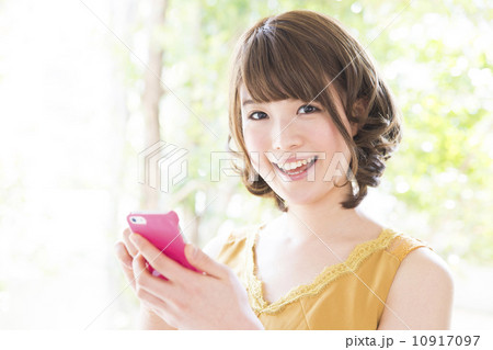 スマホを操作する女性 10917097