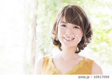 笑顔の若い女性 笑顔の若い女性 10917099