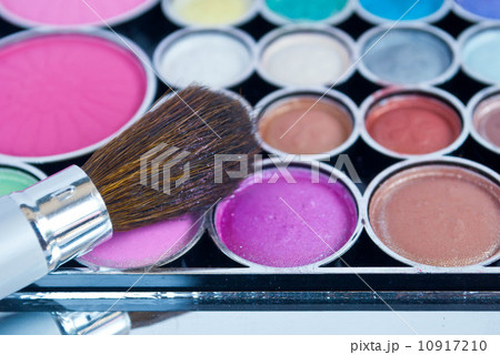 Makeup brushes and make-up eye shadows Makeup brushes and make-up eye shadows 10917210