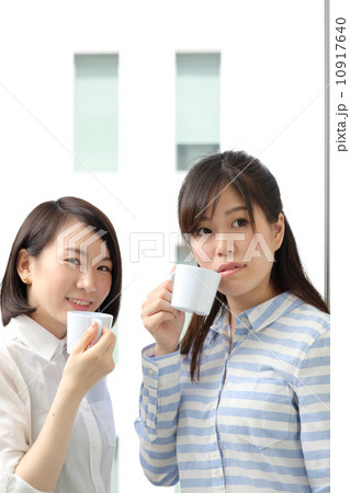 休憩する女性 休憩する女性 10917640