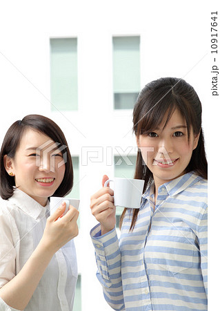 休憩する女性 休憩する女性 10917641
