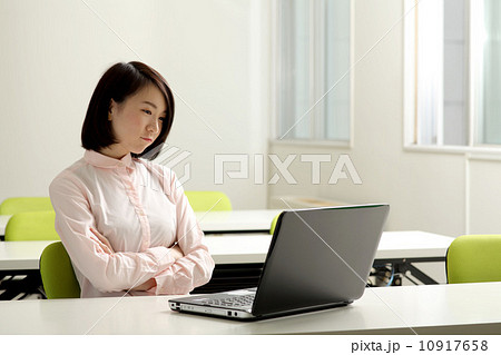 教室でパソコンをみる女性 10917658