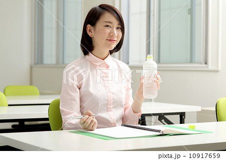 勉強する女性 勉強する女性 10917659