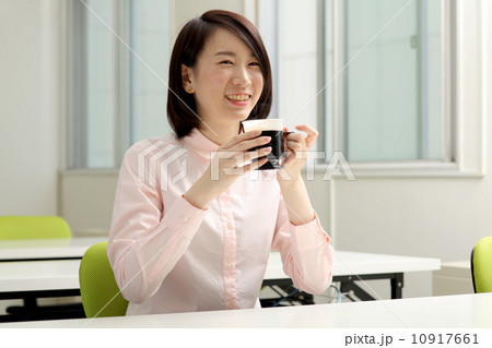 勉強する女性 勉強する女性 10917661