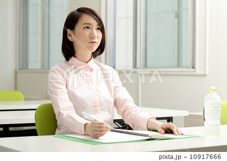勉強する女性 勉強する女性 10917666