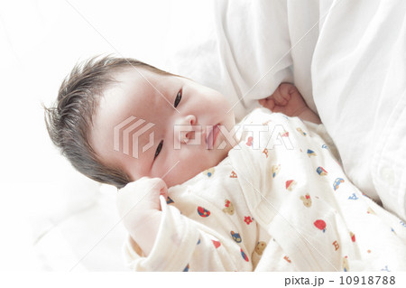 抱っこされている赤ちゃん 抱っこされている赤ちゃん 10918788