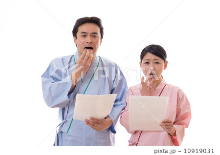 手術衣を着た男女 10919031