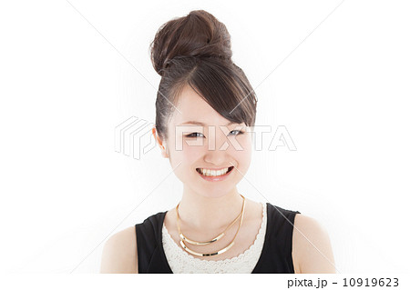 お洒落なドレスを着て美容室でヘアセットした可愛らしい女の子 お洒落なドレスを着て美容室でヘアセットした可愛らしい女の子 10919623