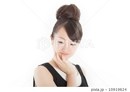 お洒落なドレスを着て美容室でヘアセットした可愛らしい女の子 お洒落なドレスを着て美容室でヘアセットした可愛らしい女の子 10919624