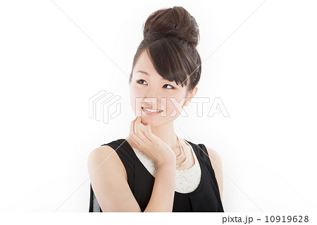 お洒落なドレスを着て美容室でヘアセットした可愛らしい女の子 10919628