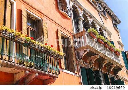 Picturesque Italian house with flowers on the balconies Picturesque Italian house with flowers on the balconies 10919669