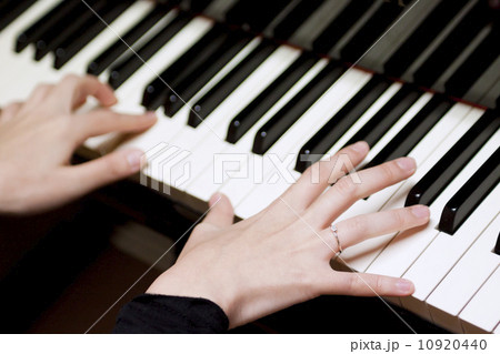 ピアノを弾く女性の手の写真素材