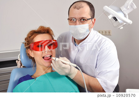 dentist cleans teeth dentist cleans teeth 10920570