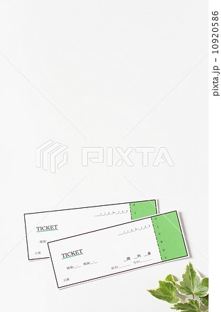 植物とペアチケット【白背景】【コピースペース】 10920586