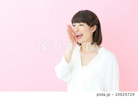 声援・若い女の子・ピンクバック 声援・若い女の子・ピンクバック 10920729