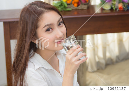 girl drinking water 10921127