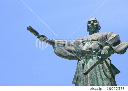 6月滋賀 安土駅前の織田信長像 10922573