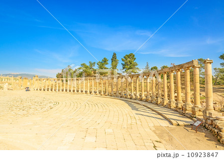 Oval Forum of Ruins Gerasa in Jerash, Jordan.  10923847