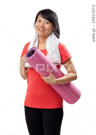 Healthy woman with yoga mat 10923912