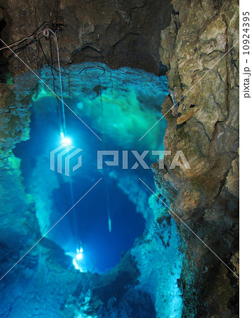 龍泉洞の地底湖（第３ホール） 10924395