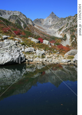 北アルプス～天狗池と紅葉の槍ヶ岳（タテ） 10926364