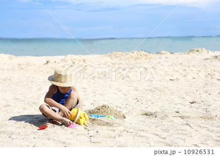 砂遊びをする男の子 10926531