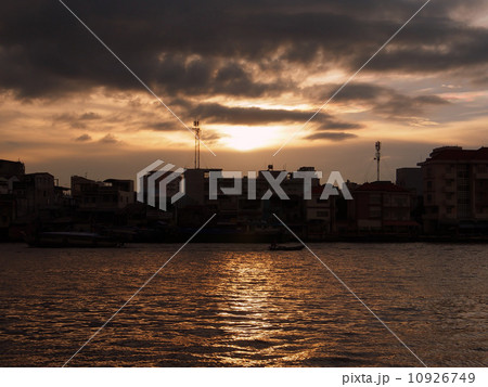 メコンデルタの夕日 10926749