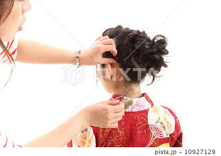 ヘアセットしてもらう女性(浴衣 着物 着付け) ヘアセットしてもらう女性(浴衣 着物 着付け) 10927129